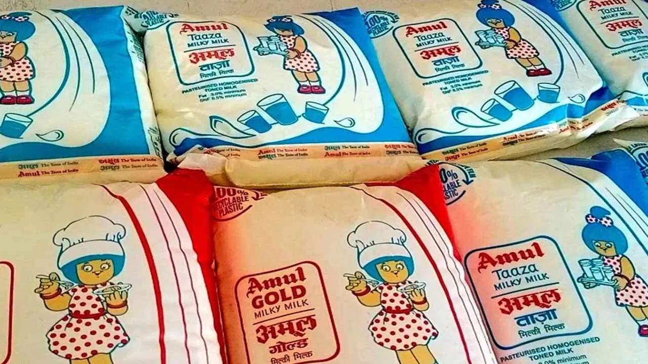Amul Milk Price Hike: ಅಮುಲ್ ಹಾಲಿನ ದರ ಏರಿಕೆ: ನಂದಿನಿ ಹಾಲಿನ ದರ ಏರಿಕೆ ಬೆನ್ನಲ್ಲೇ ಗ್ರಾಹಕರಿಗೆ ಮತ್ತೊಂದು ಬರೆ Amul Milk Price Hike: ಅಮುಲ್ ಹಾಲಿನ ದರ ಏರಿಕೆ: ನಂದಿನಿ ಹಾಲಿನ ದರ ಏರಿಕೆ ಬೆನ್ನಲ್ಲೇ ಗ್ರಾಹಕರಿಗೆ ಮತ್ತೊಂದು ಬರೆ