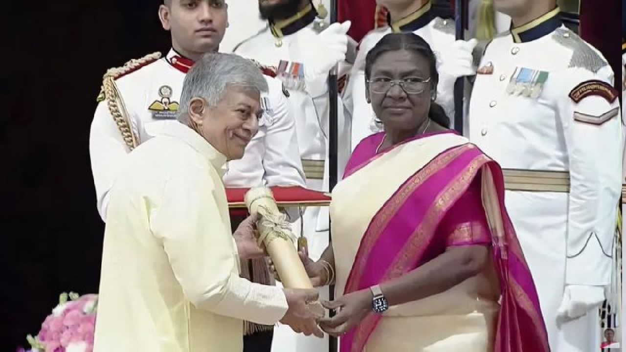 ಕನ್ನಡಿಗರ ಬೇಡಿಕೆ ಫಲಿಸಿದ ಕ್ಷಣ; ಪದ್ಮಭೂಷಣ ಪ್ರಶಸ್ತಿ ಸ್ವೀಕರಿಸಿದ ಅನಂತ್ ನಾಗ್