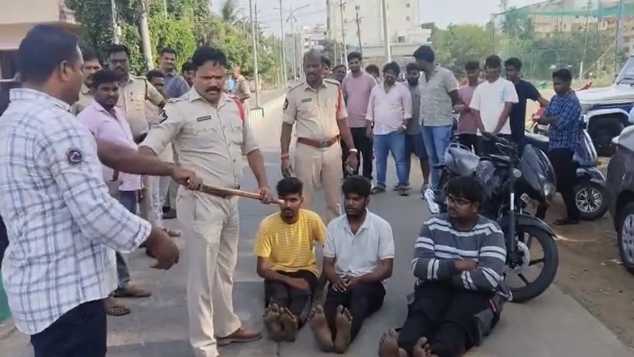 ಆಂಧ್ರದಲ್ಲಿ ರೌಡಿ ಶೀಟರ್ಗಳನ್ನು ಹಿಡಿದು ಸ್ಥಳದಲ್ಲೇ ಲಾಠಿಯೇಟು ಕೊಟ್ಟ ಪೊಲೀಸರು ಆಂಧ್ರದಲ್ಲಿ ರೌಡಿ ಶೀಟರ್ಗಳನ್ನು ಹಿಡಿದು ಸ್ಥಳದಲ್ಲೇ ಲಾಠಿಯೇಟು ಕೊಟ್ಟ ಪೊಲೀಸರು