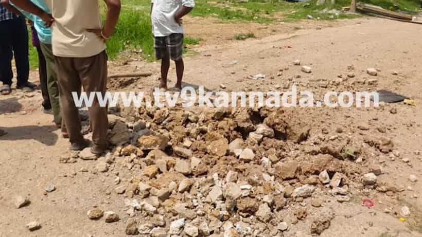ಆನೇಕಲ್: ನಿಗೂಢ ಸ್ಫೋಟಕ್ಕೆ ಛಿದ್ರಗೊಂಡ ಕಾಂಕ್ರೀಟ್ ರಸ್ತೆ, ಬೆಂಕಿ ಕಂಡು ಬೆಚ್ಚಿದ ಬನಹಳ್ಳಿ ನಿವಾಸಿಗಳು