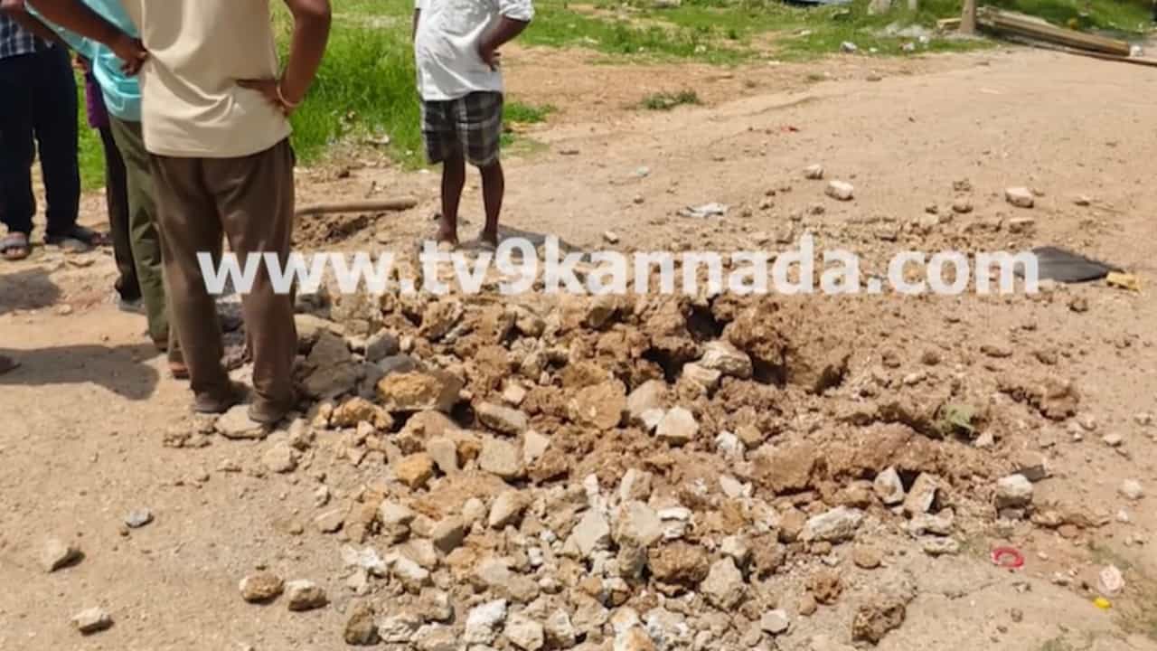ಆನೇಕಲ್: ನಿಗೂಢ ಸ್ಫೋಟಕ್ಕೆ ಛಿದ್ರಗೊಂಡ ಕಾಂಕ್ರೀಟ್ ರಸ್ತೆ, ಬೆಂಕಿ ಕಂಡು ಬೆಚ್ಚಿದ ಬನಹಳ್ಳಿ ನಿವಾಸಿಗಳು