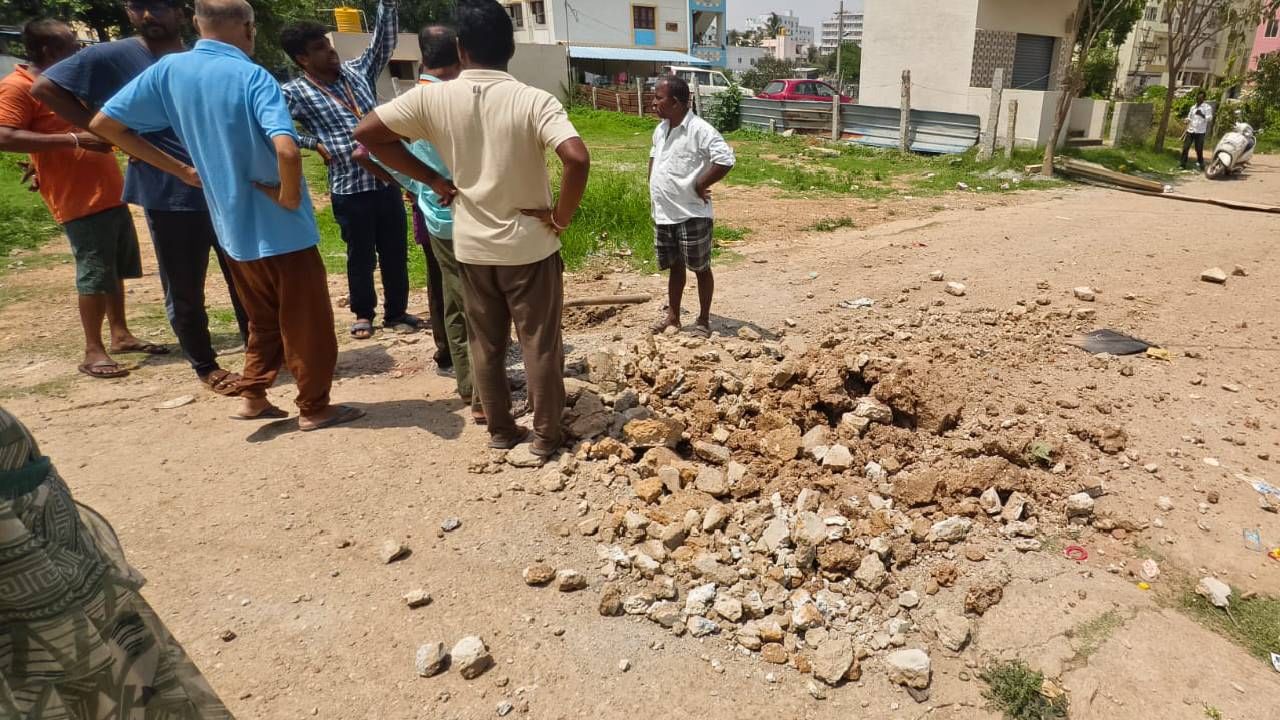 ಆನೇಕಲ್​ನಲ್ಲಿ ನಿಗೂಢ ಸ್ಫೋಟ: ಕಾಂಕ್ರೀಟ್ ರಸ್ತೆ ಛಿದ್ರ, ಬೆಚ್ಚಿಬಿದ್ದ ಸಾರ್ವಜನಿಕರು