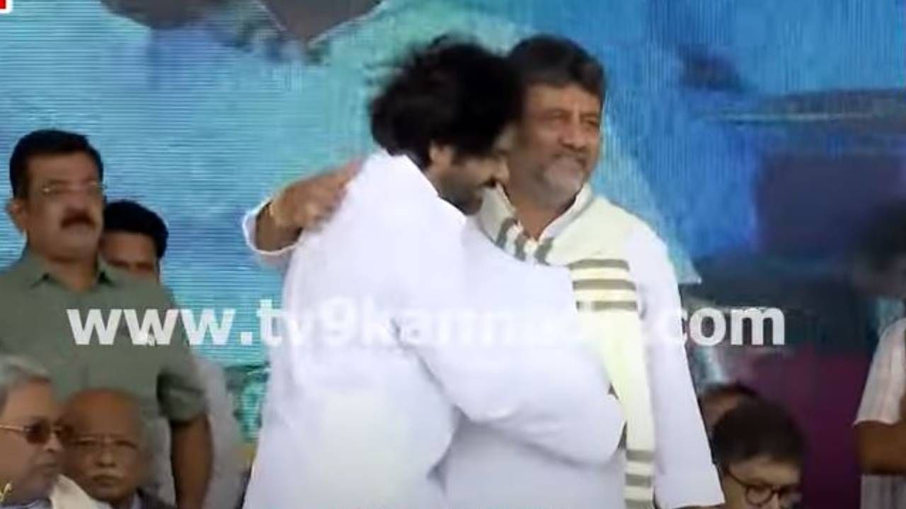 ತಡವಾಗಿ ಕಾರ್ಯಕ್ರಮಕ್ಕೆ ಬಂದ ಶಿವಕುಮಾರ್​ರನ್ನು ಭಾಷಣ ನಿಲ್ಲಿಸಿ ಹೋಗಿ ತಬ್ಬಿಕೊಂಡ ಪವನ್​ ಕಲ್ಯಾಣ್