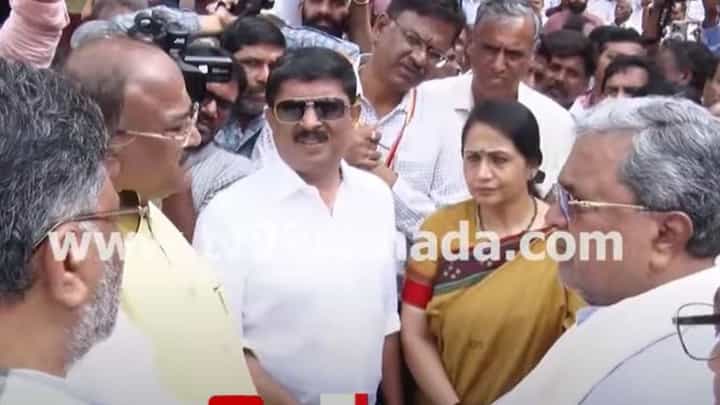 ಸಿದ್ದರಾಮಯ್ಯ ಮುಂದೆಯೇ ಯಡಿಯೂರಪ್ಪರನ್ನು ಟೀಕಿಸಿದ ಬಿಜೆಪಿ ನಾಯಕ ಅರವಿಂದ ಲಿಂಬಾವಳಿ ಸಿದ್ದರಾಮಯ್ಯ ಮುಂದೆಯೇ ಯಡಿಯೂರಪ್ಪರನ್ನು ಟೀಕಿಸಿದ ಬಿಜೆಪಿ ನಾಯಕ ಅರವಿಂದ ಲಿಂಬಾವಳಿ