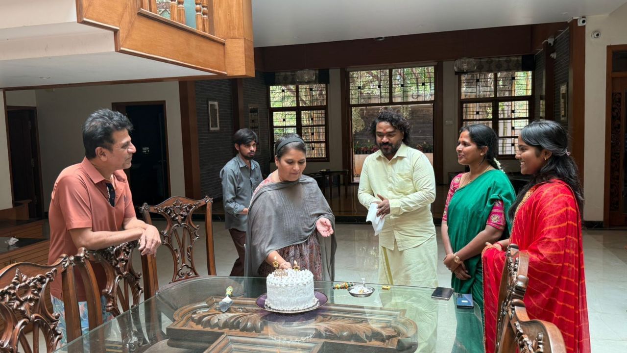 ಶಿವರಾಜ್ ಕುಮಾರ್ ಅವರ ಅಪ್ಪಟ ಅಭಿಮಾನಿ ಆಗಿರುವ ಅರ್ಜುನ್ ಜನ್ಯ ಅವರು ಅವರೊಟ್ಟಿಗೆ ಹುಟ್ಟುಹಬ್ಬ ಆಚರಣೆ ಮಾಡಿಕೊಂಡಿದ್ದು, ಶಿವಣ್ಣ-ಗೀತಕ್ಕ ಅವರ ಆಶೀರ್ವಾದವನ್ನು ಸಹ ಪಡೆದುಕೊಂಡಿದ್ದಾರೆ.