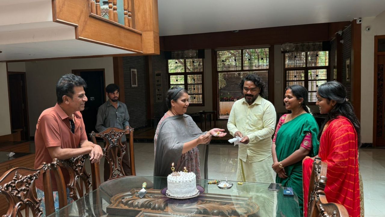 ಶಿವರಾಜ್ ಕುಮಾರ್ ಅವರ ನಿವಾಸಕ್ಕೆ ತೆರಳಿ ಅಲ್ಲಿಯೇ ಹುಟ್ಟುಹಬ್ಬ ಆಚರಿಸಿಕೊಂಡಿದ್ದು, ಈ ಸಮಯದಲ್ಲಿ ಅರ್ಜುನ್ ಜನ್ಯ ಅವರ ಪತ್ನಿ ಮತ್ತು ಮಗಳು ಸಹ ಹಾಜರಿದ್ದರು.