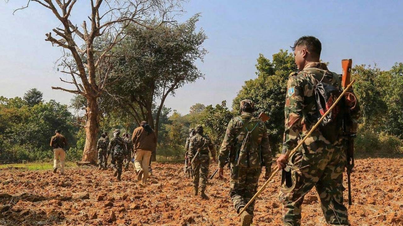 Chhattisgarh Naxal Encounter: ಛತ್ತೀಸ್ಗಢದ ನಾರಾಯಣಪುರದಲ್ಲಿ ಎನ್ಕೌಂಟರ್, 26ಕ್ಕೂ ಅಧಿಕ ನಕ್ಸಲರ ಹತ್ಯೆ Chhattisgarh Naxal Encounter: ಛತ್ತೀಸ್ಗಢದ ನಾರಾಯಣಪುರದಲ್ಲಿ ಎನ್ಕೌಂಟರ್, 26ಕ್ಕೂ ಅಧಿಕ ನಕ್ಸಲರ ಹತ್ಯೆ