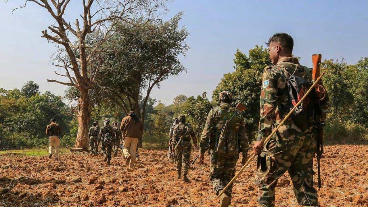 Chhattisgarh Naxal Encounter: ಛತ್ತೀಸ್ಗಢದ ನಾರಾಯಣಪುರದಲ್ಲಿ ಎನ್ಕೌಂಟರ್, 26ಕ್ಕೂ ಅಧಿಕ ನಕ್ಸಲರ ಹತ್ಯೆ Chhattisgarh Naxal Encounter: ಛತ್ತೀಸ್ಗಢದ ನಾರಾಯಣಪುರದಲ್ಲಿ ಎನ್ಕೌಂಟರ್, 26ಕ್ಕೂ ಅಧಿಕ ನಕ್ಸಲರ ಹತ್ಯೆ