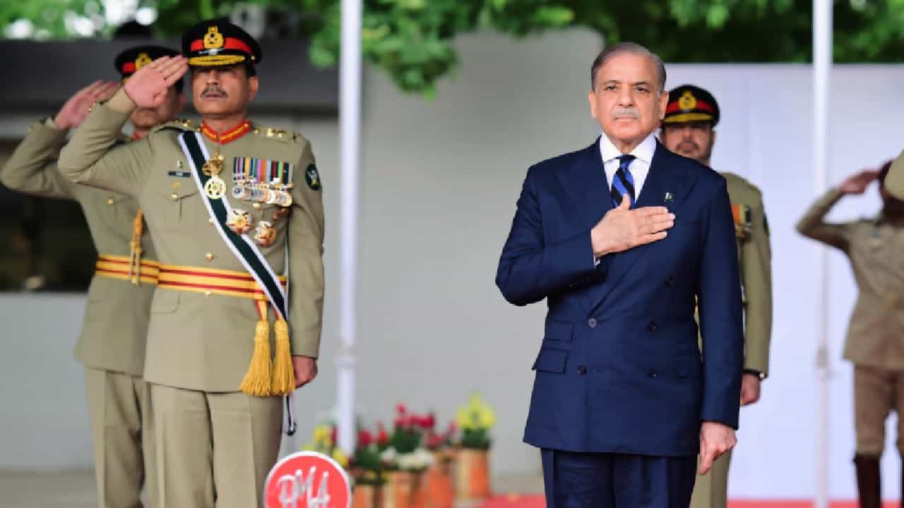 ಪಾಕಿಸ್ತಾನದ ಅತ್ಯುನ್ನತ ಮಿಲಿಟರಿ ಶ್ರೇಣಿ ಫೀಲ್ಡ್ ಮಾರ್ಷಲ್ ಆಗಿ ಬಡ್ತಿ ಪಡೆದ ಪಾಕ್ ಸೇನಾ ಮುಖ್ಯಸ್ಥ ಅಸಿಮ್ ಮುನೀರ್ ಪಾಕಿಸ್ತಾನದ ಅತ್ಯುನ್ನತ ಮಿಲಿಟರಿ ಶ್ರೇಣಿ ಫೀಲ್ಡ್ ಮಾರ್ಷಲ್ ಆಗಿ ಬಡ್ತಿ ಪಡೆದ ಪಾಕ್ ಸೇನಾ ಮುಖ್ಯಸ್ಥ ಅಸಿಮ್ ಮುನೀರ್