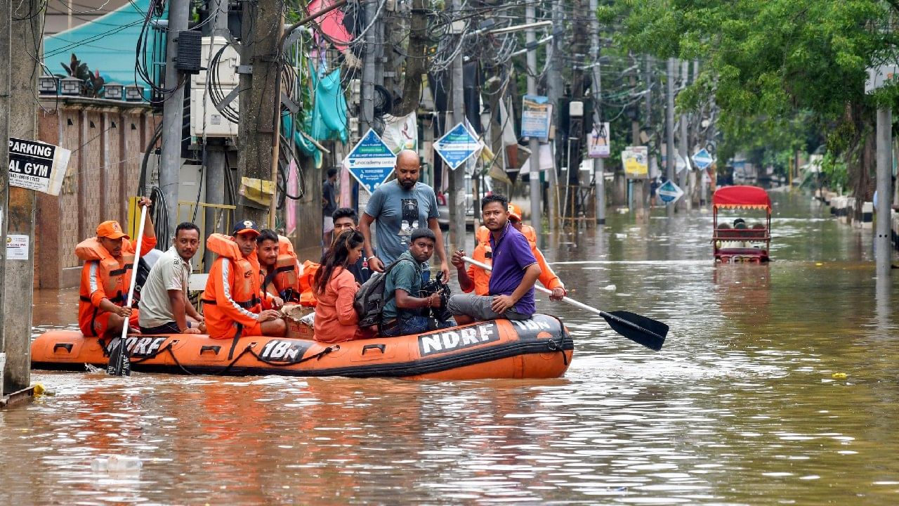 ಅಸ್ಸಾಂನ ಲಖಿಂಪುರದಲ್ಲಿ ಭಾರೀ ಪ್ರವಾಹ; 230 ಹಳ್ಳಿಗಳು ಮುಳುಗಡೆ ಅಸ್ಸಾಂನ ಲಖಿಂಪುರದಲ್ಲಿ ಭಾರೀ ಪ್ರವಾಹ; 230 ಹಳ್ಳಿಗಳು ಮುಳುಗಡೆ
