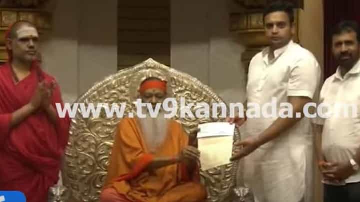 ಮೈಸೂರಿನ ಅವಧೂತ ದತ್ತಪೀಠದಿಂದ ಭಾರತೀಯ ಸೇನೆಗೆ ₹ 25 ಲಕ್ಷ ದೇಣಿಗೆ, ಚೆಕ್ ಸ್ವೀಕರಿಸಿದ ಸಂಸದ ಯದುವೀರ್ ಮೈಸೂರಿನ ಅವಧೂತ ದತ್ತಪೀಠದಿಂದ ಭಾರತೀಯ ಸೇನೆಗೆ ₹ 25 ಲಕ್ಷ ದೇಣಿಗೆ, ಚೆಕ್ ಸ್ವೀಕರಿಸಿದ ಸಂಸದ ಯದುವೀರ್