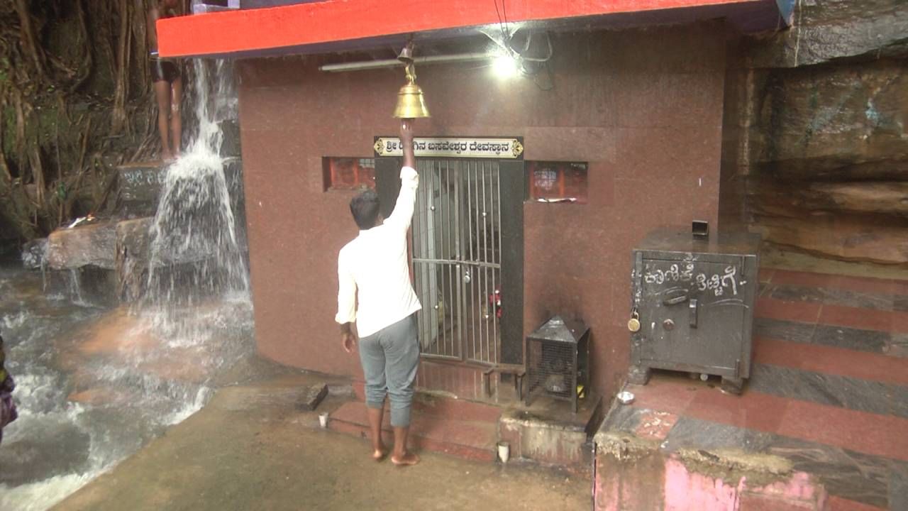 ಕೇವಲ ಮಜಾ ನೀಡುವ ಜಲಧಾರೆ ಮಾತ್ರವಲ್ಲ ಇದು ಚಿಕಿತ್ಸೆ ಪಾಲ್ಸ್ ಎಂದು ಜನ ಕರೆಯುತ್ತಾರೆ. ಜಲಧಾರೆ ಪಕ್ಕದಲ್ಲಿ ದಿಡಗಿನ ಬಸವೇಶ್ವರ ದೇವಸ್ಥಾನವಿದ್ದು, ಫಾಲ್ಸ್ ಮೋಜು ಮಸ್ತಿ ನಂತರ ಜನರು ಬಸವೇಶ್ವರ ದೇವಸ್ಥಾನದಲ್ಲಿ ದೇವರ ದರ್ಶನ ಕೂಡ ಪಡೆದು ಹೋಗುತ್ತಾರೆ.