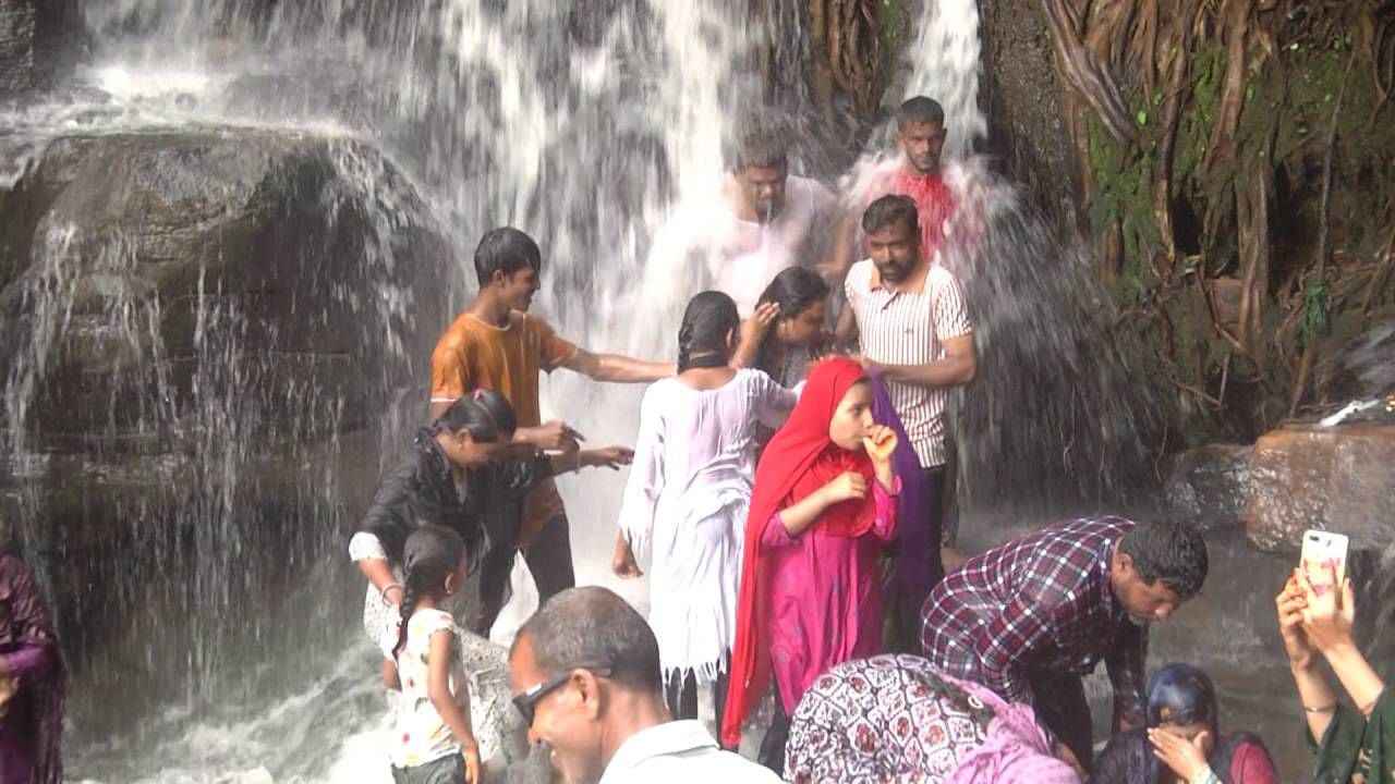 ಇದು ಕೇವಲ ಜಲಧಾರೆಯಲ್ಲ. ಇದರ ಪ್ರತಿ ಹನಿ ಔಷಧಿ ಎಂಬ ನಂಬಿಕೆ ಜನರಲ್ಲಿದೆ. ಏಕೆಂದರೆ ಈ ಫಾಲ್ಸ್ ಬೃಹತ್ ಬೆಟ್ಟದ ಮೇಲಿಂದ ದುಮುಕುತ್ತದೆ. ಬೆಟ್ಟದ ಮೇಲೆ ಔಷಧಿ ಗಿಡಗಳಿದ್ದು, ಔಷಧಿ ಗಿಡಮರಗಳ ಬೇರಿನಿಂದ ಹರಿದು ಬರುವ ಜಲಧಾರೆಯಲ್ಲಿ ಔಷಧಿ ಗುಣ ಇದೆ. ಚರ್ಮರೋಗ, ಮೈ-ಕೈ ನೋವು ಇದ್ದರೂ ಈ ಜಲಧಾರೆಗೆ ಮೈಯೊಡ್ಡಿದರೆ ವಾಸಿಯಾಗುತ್ತದೆ ಎಂಬ ನಂಬಿಕೆಯಿದೆ. 
