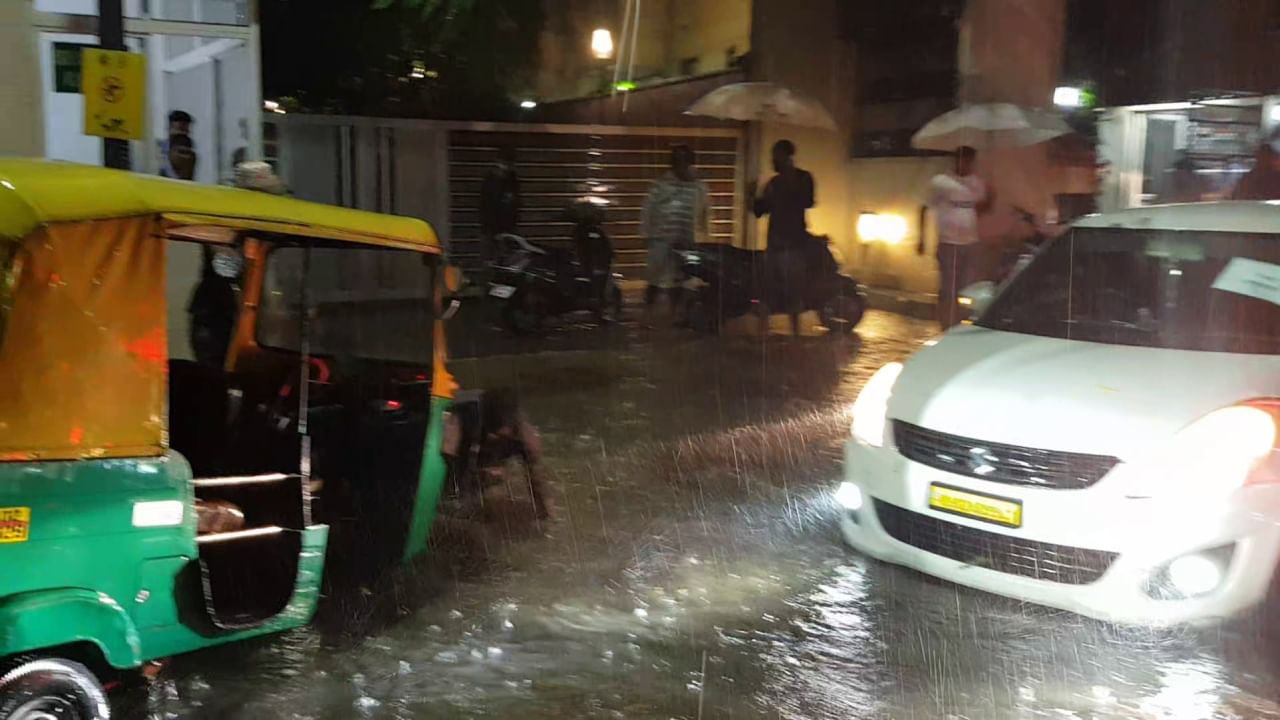 ಭಾನುವಾರ ರಾತ್ರಿ ಸುರಿದ ಭಾರಿ ಮಳೆಗೆ ಬೆಂಗಳೂರಿನ ಅನೇಕ ಕಡೆಗಳಲ್ಲಿ ಪ್ರವಾಹ ಪರಿಸ್ಥಿತಿ ಉಂಟಾಗಿತ್ತು. ಅನೇಕ ಕಡೆಗಳಲ್ಲಿ ಸಂಚಾರಕ್ಕೆ ಅಡಚಣೆಯಾಗಿರುವ ಬಗ್ಗೆ ಬೆಂಗಳೂರು ಟ್ರಾಫಿಕ್ ಪೊಲೀಸರು ಸಾಮಾಜಿಕ ಮಾಧ್ಯಮ ಎಕ್ಸ್​ನಲ್ಲಿ ಸಂದೇಶಗಳನ್ನು ಪ್ರಕಟಿಸಿ ವಿವರಗಳನ್ನು ನೀಡಿದ್ದಾರೆ. ಭಾನುವಾರ ರಾತ್ರಿ ಸುಮಾರು 8 ರಿಂದ 9 ತಾಸು ಮಳೆಯಾಗಿದೆ.