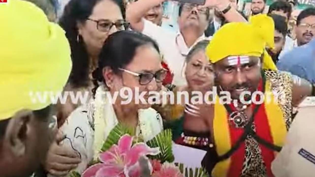 ಅಂತಾರಾಷ್ಟ್ರೀಯ ಬೂಕರ್ ಪ್ರಶಸ್ತಿ ವಿಜೇತೆ ಬಾನು ಮುಷ್ತಾಕ್​ಗೆ ಬೆಂಗಳೂರು ವಿಮಾನ ನಿಲ್ದಾಣದಲ್ಲಿ ಅದ್ದೂರಿ ಸ್ವಾಗತ