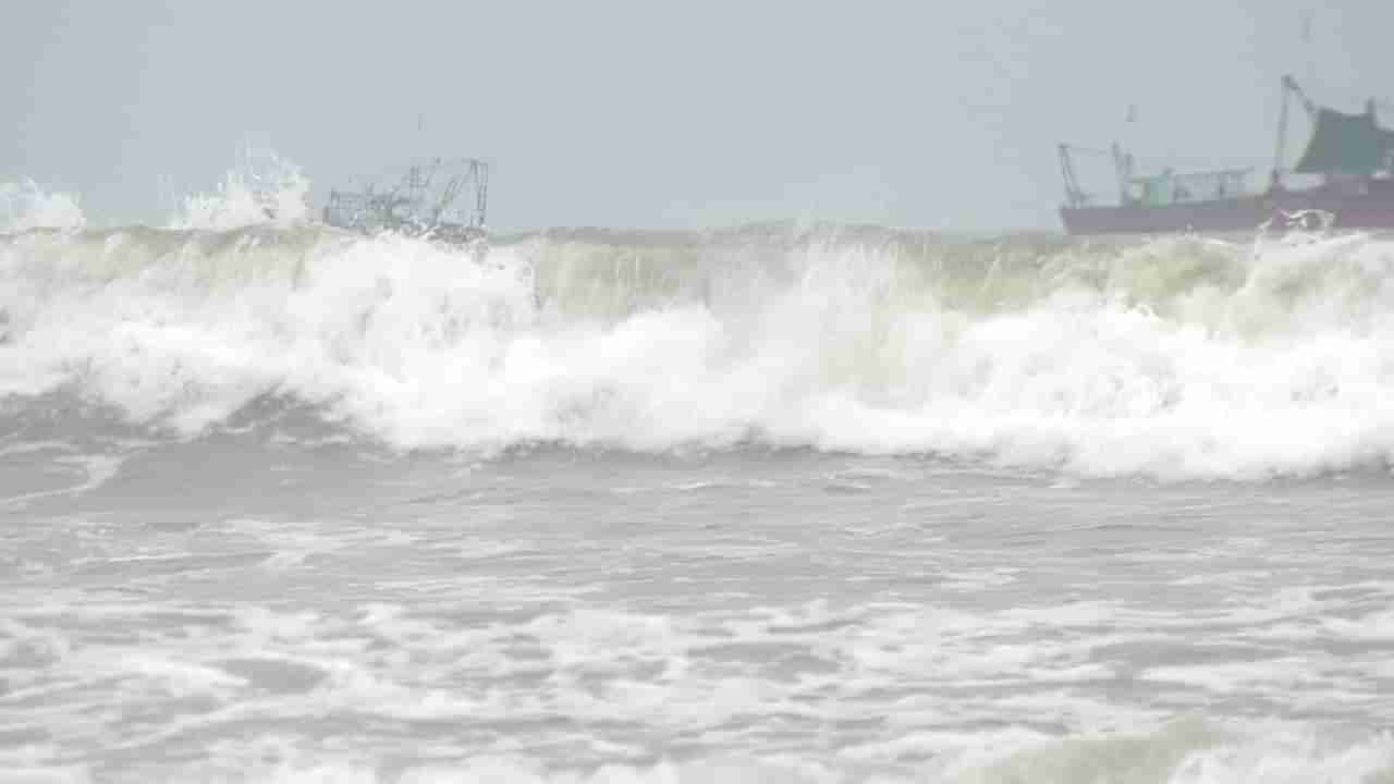 ಕೊಡಗು, ಉತ್ತರ ಕನ್ನಡದಲ್ಲಿ ಭೋರ್ಗರೆತಿರುವ ಫಾಲ್ಸ್, ಬೀಚ್: ಪ್ರವಾಸಿಗರಿಗೆ ನಿರ್ಬಂಧ