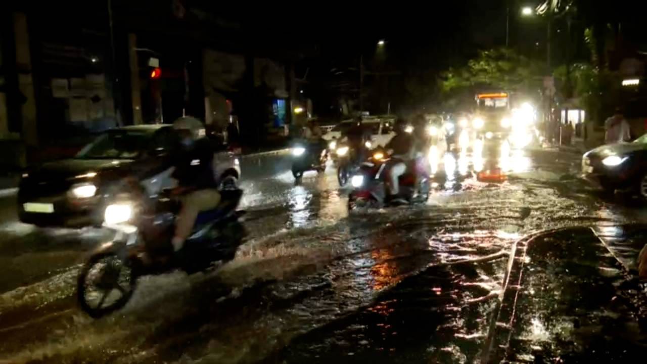 Bangalore Rain: ಮಳೆಯಿಂದ ಹೊಳೆಯಂತಾದ ಬೆಂಗಳೂರಿನ ರಸ್ತೆಗಳು