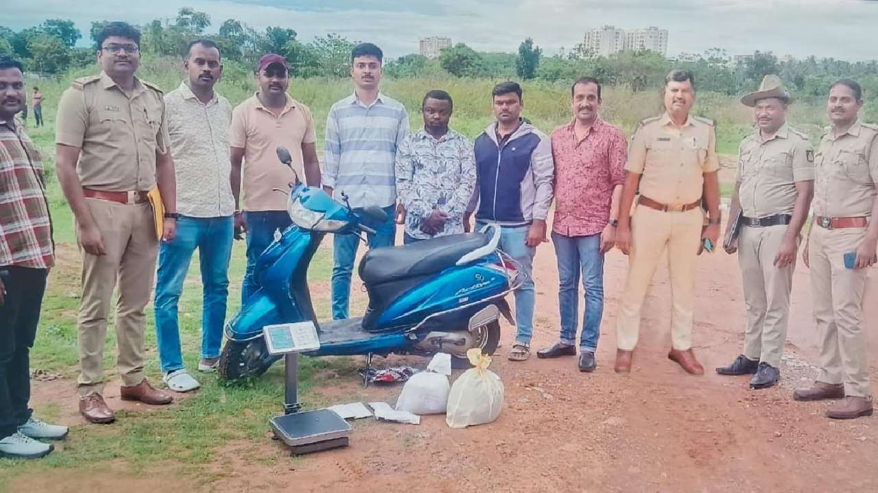 ಬೆಂಗಳೂರಿನಲ್ಲಿ 3 ಕೋಟಿ ರೂ. ಮೌಲ್ಯದ ಡ್ರಗ್ಸ್, ಗಾಂಜಾ ಜಪ್ತಿ ಬೆಂಗಳೂರಿನಲ್ಲಿ 3 ಕೋಟಿ ರೂ. ಮೌಲ್ಯದ ಡ್ರಗ್ಸ್, ಗಾಂಜಾ ಜಪ್ತಿ