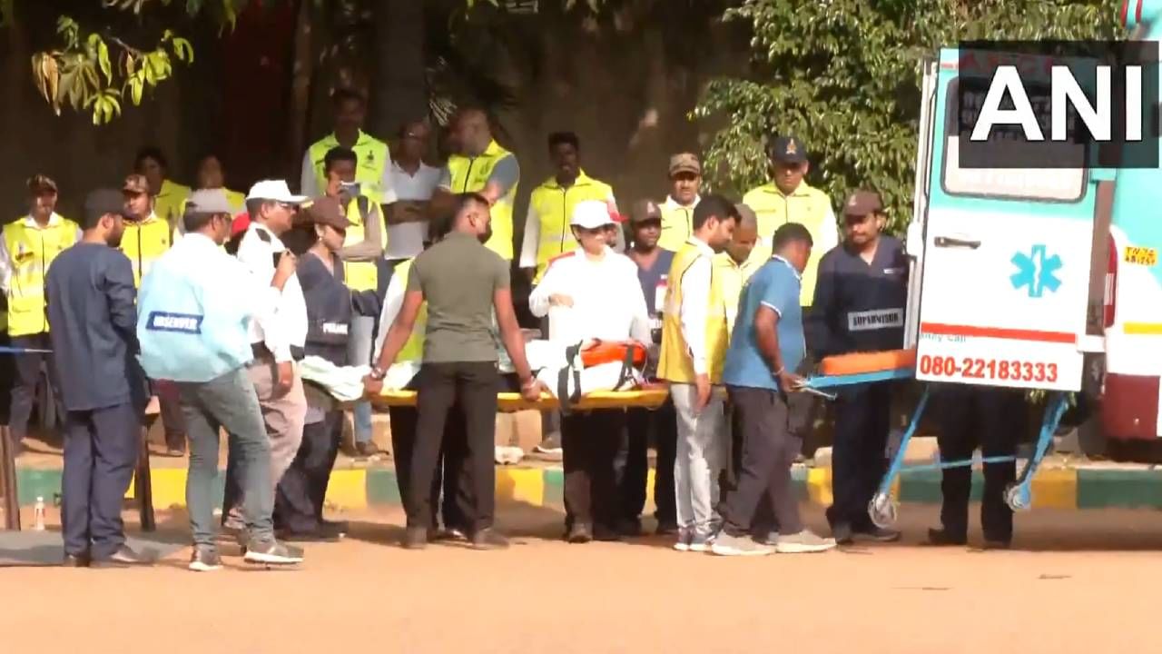 ಕೇಂದ್ರ ಸರ್ಕಾರದ ಸೂಚನೆಯಂತೆ ಬೆಂಗಳೂರಿನಲ್ಲಿ ಮಾಕ್​ ಡ್ರಿಲ್​ ನಡೆಯಿತು. ಮಾಕ್​ ಡ್ರಿಲ್​ ಭಾಗವಾಗಿ ಹಲಸೂರಿನ ಅಗ್ನಿಶಾಮಕ ಠಾಣೆ ಮೈದಾನದಲ್ಲಿ ಲೈಟ್​​ಗಳನ್ನು ಆಫ್ ಮಾಡಲಾಗಿತ್ತು. ಬಳಿಕ ಸಿವಿಲ್ ಡಿಫೆನ್ಸ್ ಸಿಬ್ಬಂದಿಯಿಂದ ಬ್ಲ್ಯಾಕ್ ಔಟ್ ಅಣಕು ಪ್ರದರ್ಶನ ನೆರವೇರಿತು. ಎರಡು ನಿಮಿಷ ಸೈರನ್ ಮೊಳಗಿಸಿ ಲೈಟ್ ಆಫ್ ಮಾಡಿ ಅಣಕು ಪ್ರದರ್ಶನ ಮಾಡಿದರು. 