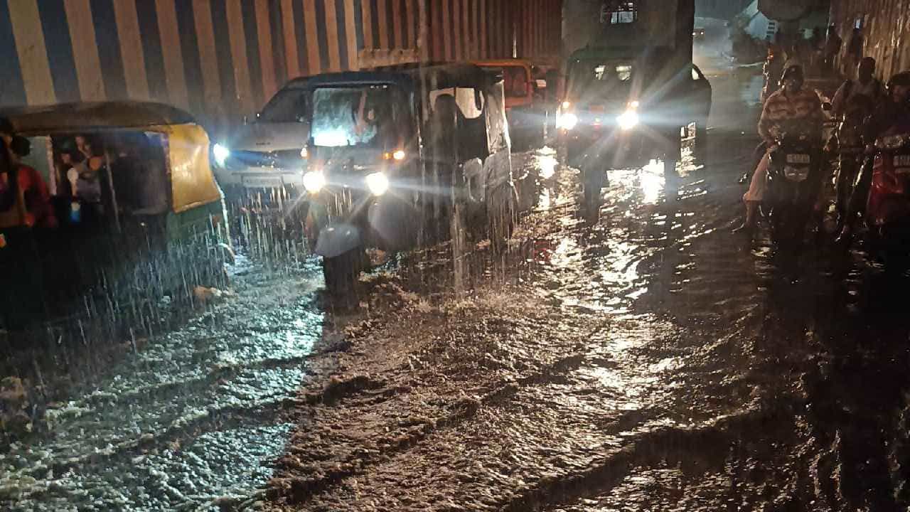 ಬೆಂಗಳೂರಿನಲ್ಲಿ ಹಲವೆಡೆ ಮತ್ತೆ ಇಂದು(ಮೇ 02) ಮಳೆಯಾಗಿದ್ದು, ಬೈಕ್ ಸವಾರರು, ವಾಹನ ಚಾಲಕರು ಕೊಂಚ ಸಮಸ್ಯೆ ಎದುರಿಸುವಂತೆ ಆಗಿದೆ. ಎಲ್ಲರೂ ಕೆಲಸದಿಂದ ಮನೆಗೆ ಹೋಗುವ ಸಮಯಕ್ಕೆ ಮಳೆ ಬರುತ್ತಿದ್ದರಿಂದ ನಗರದ ರಸ್ತೆಗಳಲ್ಲಿ ಟ್ರಾಫಿಕ್ ಹೆಚ್ಚಾಗಿ ಆಗುತ್ತಿದ್ದು ಗಂಟೆಗಟ್ಟಲೇ ನಿಲ್ಲುವಂತೆ ಆಗುತ್ತಿದೆ.