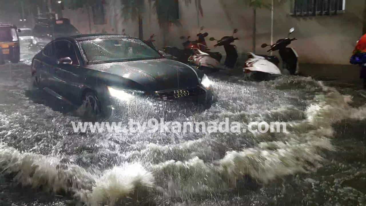 Bengaluru Rains: ಭಾರಿ ಮಳೆಗೆ ಬೆಂಗಳೂರು ಹೈರಾಣ, ಮನೆಗಳಿಗೆ ನುಗ್ಗಿದ ರಾಜಕಾಲುವೆ ನೀರು, ಹಲವೆಡೆ ಸಂಚಾರಕ್ಕೆ ಅಡಚಣೆ