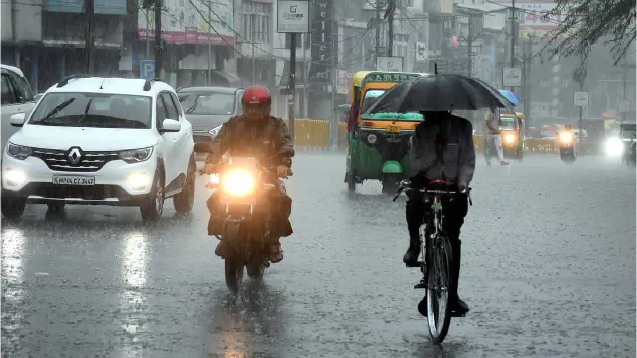 Bangalore Rain: ಬೆಂಗಳೂರಿನಲ್ಲಿ ಮುಂದಿನ 12 ಗಂಟೆ ಭಾರಿ ಮಳೆ ಸಾಧ್ಯತೆ Bangalore Rain: ಬೆಂಗಳೂರಿನಲ್ಲಿ ಮುಂದಿನ 12 ಗಂಟೆ ಭಾರಿ ಮಳೆ ಸಾಧ್ಯತೆ