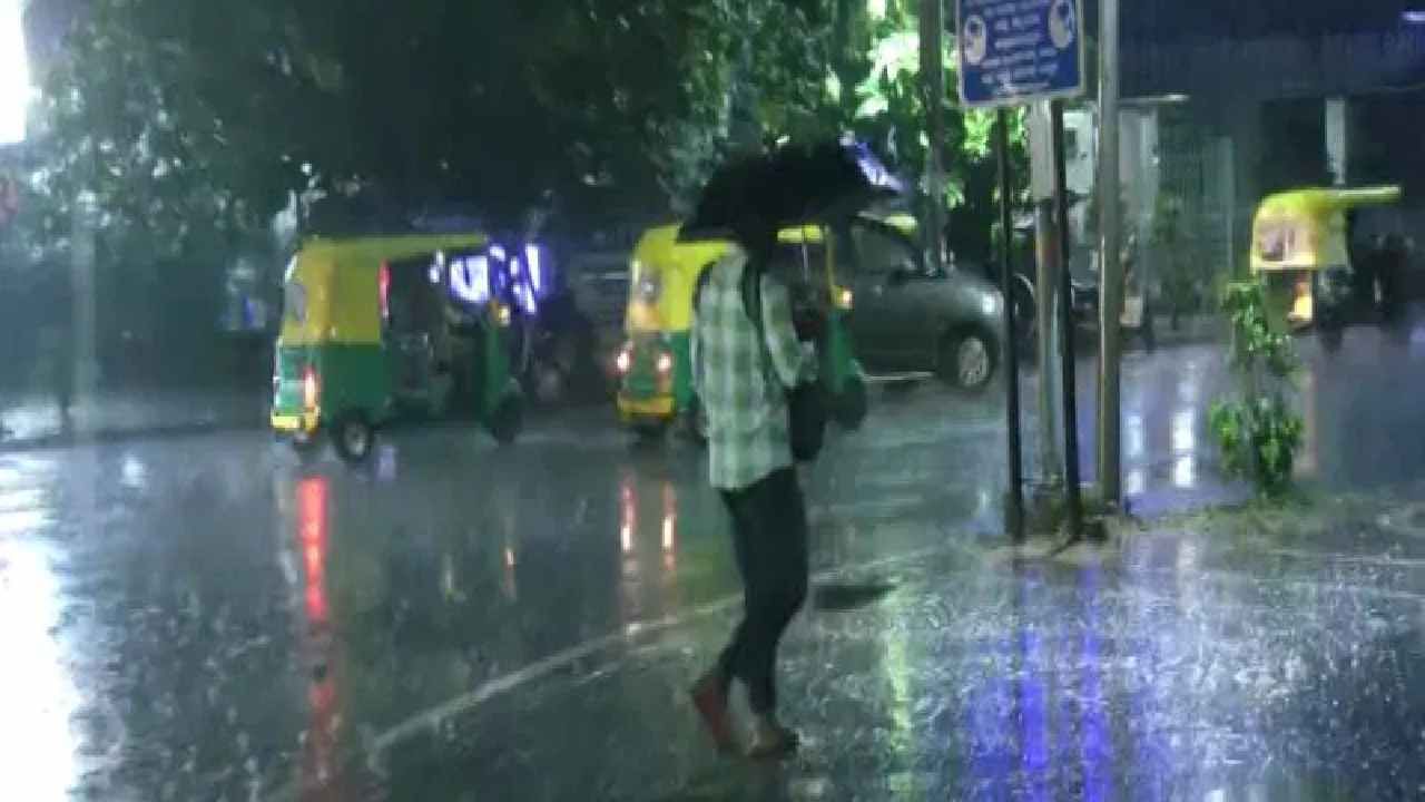 ಸಿಲಿಕಾನ್ ಸಿಟಿ ಬೆಂಗಳೂರಿನಲ್ಲಿ ಇಂದು ಮೇ 01) ಸಂಜೆ ಹಲವಡೆ ಗುಡುಗು ಮಿಂಚಿನ ಸಹಿತ ಭಾರೀ ಮಳೆಯಾಗಿದ್ದು ,(Rain)  ವಾಹನ ಸವಾರರು ಪರದಾಡಿದ್ದಾರೆ.
