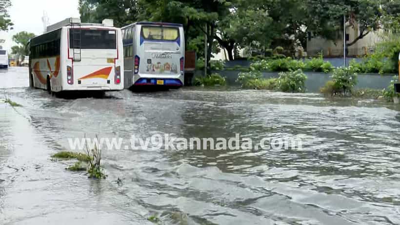ಬೆಂಗಳೂರು ನಗರದಲ್ಲಿ ಮುಂದುವರಿದ ಮಳೆ ಅಬ್ಬರ: ಹಲವೆಡೆ ಸಂಚಾರ ವ್ಯತ್ಯಯ, ಇಲ್ಲಿದೆ ಸಂಚಾರ ಸಲಹೆ