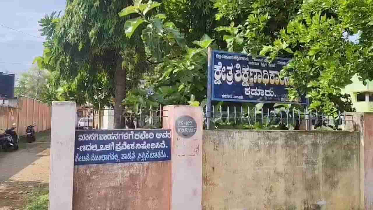ಸರ್ಕಾರದ ನಿಯಮ ಮೀರಿ ಬರೋಬ್ಬರಿ 60 ಶಿಕ್ಷಕರ ವರ್ಗಾವಣೆ: ಬಿಇಒ ಕಳ್ಳಾಟ ಬಯಲು!