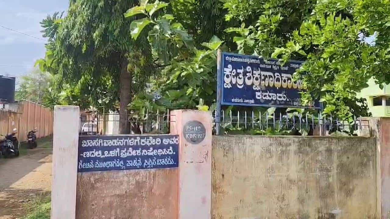 ಸರ್ಕಾರದ ನಿಯಮ ಮೀರಿ ಬರೋಬ್ಬರಿ 60 ಶಿಕ್ಷಕರ ವರ್ಗಾವಣೆ: ಬಿಇಒ ಕಳ್ಳಾಟ ಬಯಲು!
