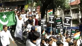 ಕರಾನ್​ ಸುಟ್ಟಿದ್ದನ್ನ ಖಂಡಿಸಿ ಪ್ರತಿಭಟನೆ: ಪೊಲೀಸರ ಮೇಲೆಯೇ ಚಪ್ಪಲಿ ಎಸೆತ