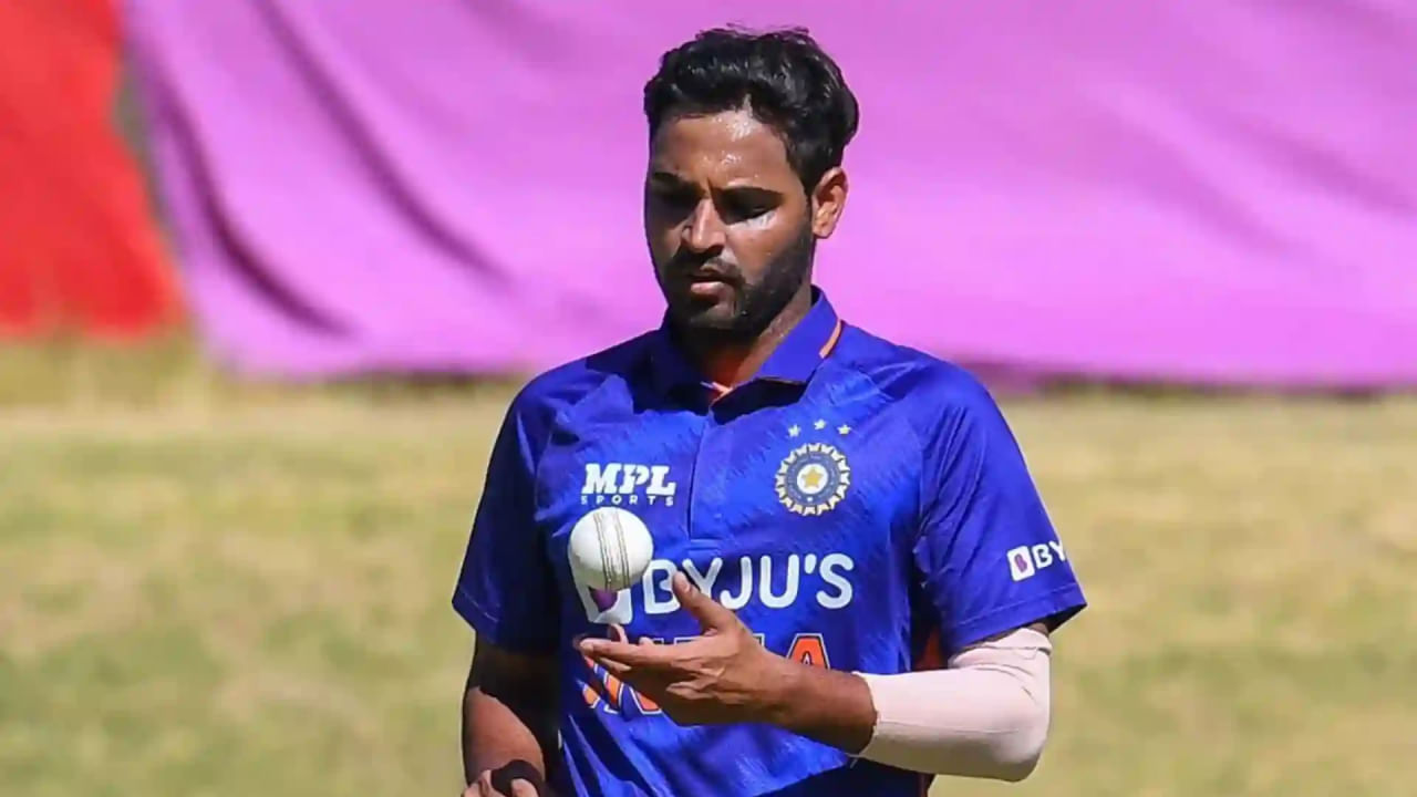 ಭುವನೇಶ್ವರ್ ಕುಮಾರ್ ಅವರ ಟಿ20 ವೃತ್ತಿಜೀವನದ ಬಗ್ಗೆ ಹೇಳುವುದಾದರೆ, ಚುಟುಕು ಮಾದರಿಯಲ್ಲಿ 305 ಪಂದ್ಯಗಳನ್ನಾಡಿರುವ ಭುವಿ 322 ವಿಕೆಟ್ಗಳನ್ನು ಪಡೆದಿದ್ದಾರೆ. ಕೇವಲ 7.32 ರ ಎಕಾನಮಿ ದರದಲ್ಲಿ ರನ್ ಬಿಟ್ಟುಕೊಟ್ಟಿದ್ದಾರೆ. ಐಪಿಎಲ್ನಲ್ಲಿ ಭುವಿ 187 ಪಂದ್ಯಗಳಲ್ಲಿ 194 ವಿಕೆಟ್ಗಳನ್ನು ಪಡೆದಿದ್ದಾರೆ.
