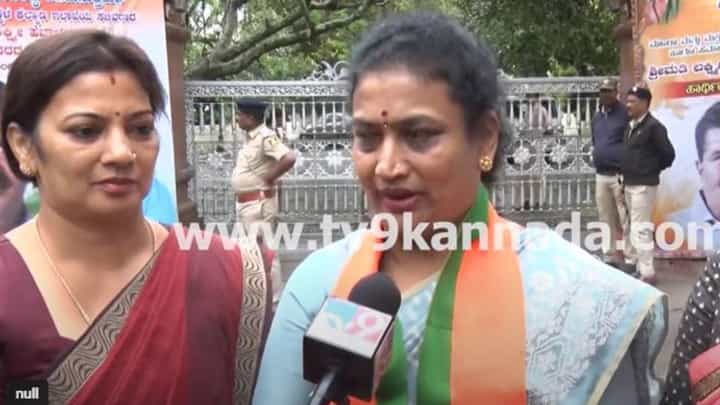 ಲಕ್ಷ್ಮಿ ಹೆಬ್ಬಾಳ್ಕರ್ರನ್ನು ಬಾಗಿನ ನೀಡಿ ಸ್ವಾಗತಿಸಲು ಆಗಮಿಸಿದ ಚಿಕ್ಕಮಗಳೂರು ಬಿಜೆಪಿ ಮಹಿಳಾ ಕಾರ್ಯಕರ್ತೆಯರು ಲಕ್ಷ್ಮಿ ಹೆಬ್ಬಾಳ್ಕರ್ರನ್ನು ಬಾಗಿನ ನೀಡಿ ಸ್ವಾಗತಿಸಲು ಆಗಮಿಸಿದ ಚಿಕ್ಕಮಗಳೂರು ಬಿಜೆಪಿ ಮಹಿಳಾ ಕಾರ್ಯಕರ್ತೆಯರು