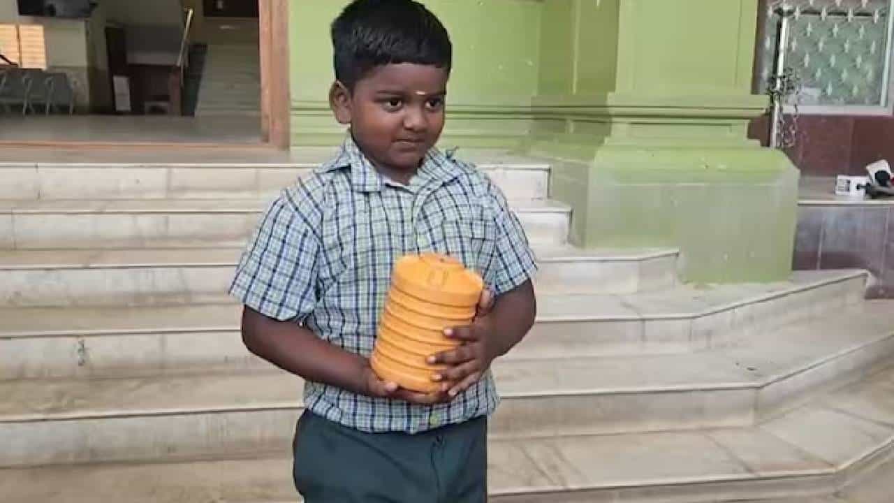 Video: ತಾನು ಕೂಡಿಟ್ಟ ಹಣವನ್ನು ಭಾರತೀಯ ಸೇನೆಗೆ ದಾನ ಮಾಡಿದ ಬಾಲಕ Video: ತಾನು ಕೂಡಿಟ್ಟ ಹಣವನ್ನು ಭಾರತೀಯ ಸೇನೆಗೆ ದಾನ ಮಾಡಿದ ಬಾಲಕ