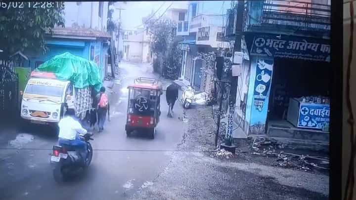 ರಸ್ತೆಯಲ್ಲಿ ನಿಲ್ಲಿಸಿದ್ದ ಸ್ಕೂಟಿಯನ್ನೇ ತಳ್ಳಿಕೊಂಡು ಹೋದ ಗೂಳಿ! ರಸ್ತೆಯಲ್ಲಿ ನಿಲ್ಲಿಸಿದ್ದ ಸ್ಕೂಟಿಯನ್ನೇ ತಳ್ಳಿಕೊಂಡು ಹೋದ ಗೂಳಿ!