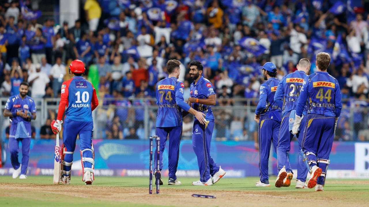 ಈ ಸೀಸನ್ನಲ್ಲಿ ಇದುವರೆಗೆ 16 ವಿಕೆಟ್ಗಳನ್ನು ಕಬಳಿಸಿರುವ ಬುಮ್ರಾ, ಇದರೊಂದಿಗೆ ಐಪಿಎಲ್ನಲ್ಲಿ ದಾಖಲೆಯನ್ನು ಸಹ ಸೃಷ್ಟಿಸಿದ್ದಾರೆ. ಐಪಿಎಲ್ ಇತಿಹಾಸದಲ್ಲಿ ಸತತ 9 ಸೀಸನ್ಗಳಲ್ಲಿ ಅದ್ಭುತ ಪ್ರದರ್ಶನ ನೀಡಿದ ಏಕೈಕ ಬೌಲರ್ ಜಸ್ಪ್ರೀತ್ ಬುಮ್ರಾ. ಅವರು ಸತತ 9 ಸೀಸನ್ಗಳಲ್ಲಿ 15 ಅಥವಾ ಅದಕ್ಕಿಂತ ಹೆಚ್ಚು ವಿಕೆಟ್ಗಳನ್ನು ಪಡೆಯುವಲ್ಲಿ ಯಶಸ್ವಿಯಾಗಿದ್ದಾರೆ.