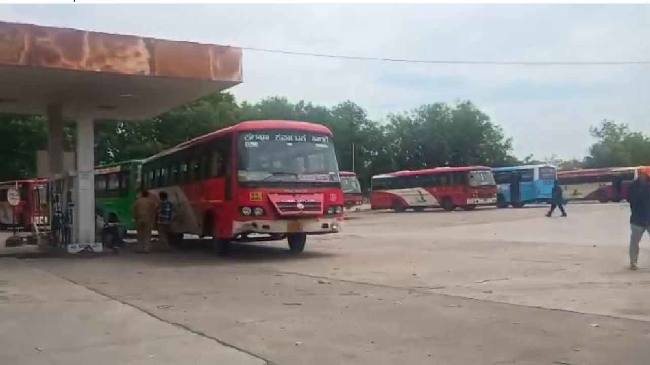 ಸಿಂದಗಿ ಡಿಪೋದಲ್ಲಿ ಡೀಸೆಲ್​​ ಸಮಸ್ಯೆ, ನಿಂತಲ್ಲೇ ನಿಂತ ಬಸ್​ಗಳು..ಪ್ರಯಾಣಿಕರು ಪರದಾಟ
