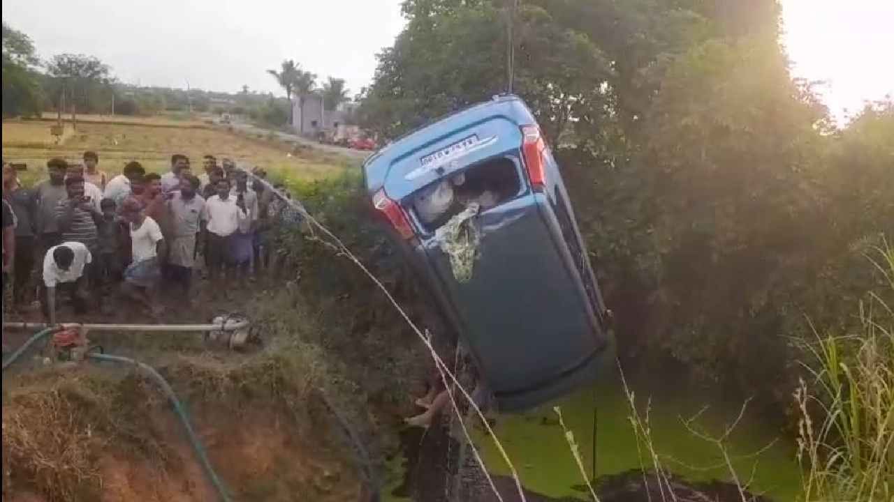 ಅಡುಗೆ ಕೆಲಸಕ್ಕಾಗಿ ಕಾರಿನಲ್ಲಿ ಒಟ್ಟು ಐವರು ತೆರಳುತ್ತಿದ್ದಾಗ ಚಾಲಕನ ನಿಯಂತ್ರಣ ತಪ್ಪಿ ಈ ದುರ್ಘಟನೆ ಸಂಭವಿಸಿದೆ. ಈ ಘಟನೆಯಲ್ಲಿ ಚಿಂತಾಮಣಿ ಮೂಲಕ ಐವರು ಮೃತಪಟ್ಟಿದ್ದಾರೆ. ಇನ್ನುಳಿದ ಇಬ್ಬರು ಬಚಾವ್ ಆಗಿದ್ದಾರೆ.