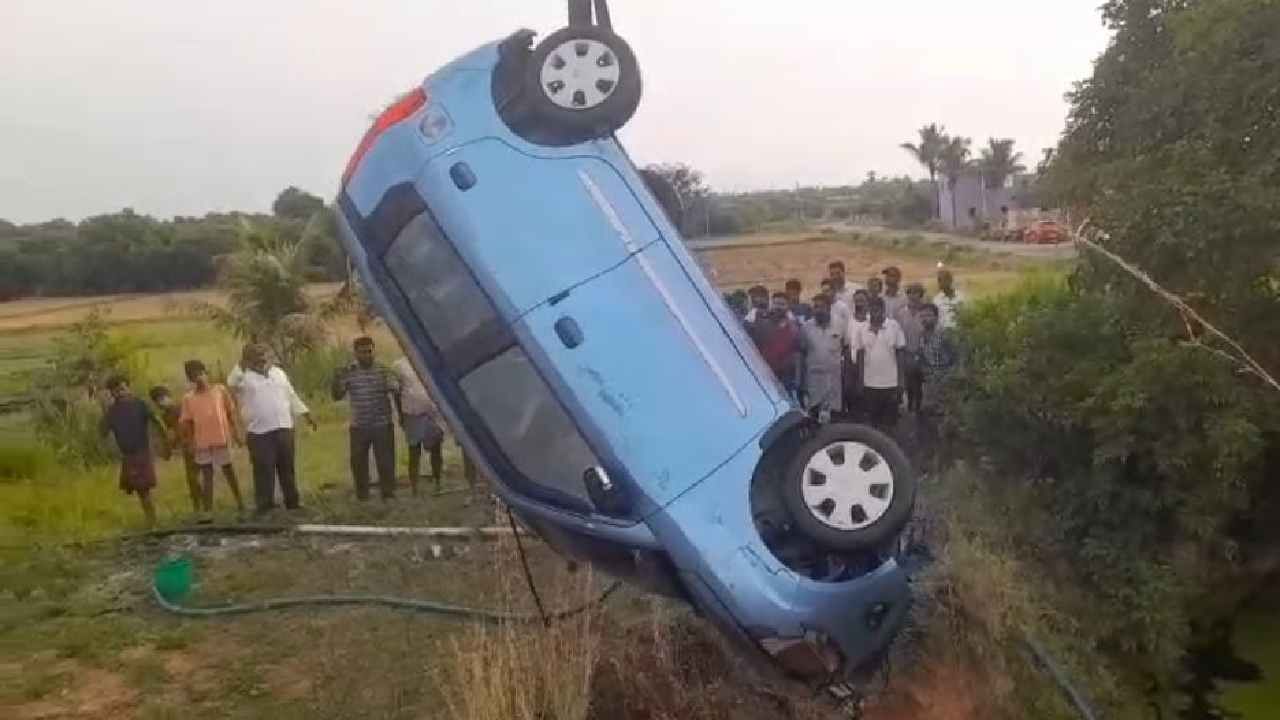 ಚಿಂತಾಮಣಿ ತಾಲೂಕಿನ ಮುತ್ತಕದಲ್ಲಿ ಗ್ರಾಮದ ನಿವಾಸಿಗಳಾದ ಲೊಕೇಶ(34), ಚಂದನಹಳ್ಳಿ ಗ್ರಾಮದ ಶಿವಾನಂದ, ಕೋಲಾರ ಜಿಲ್ಲೆಯ ಸುಗಟೂರು ಗ್ರಾಮದ ಚಲಪತಿ ಮೃತರು. ಇನ್ನು ಈ ಘಟನೆಯಲ್ಲಿ ಇಬ್ಬರು ಪ್ರಾಣಾಪಾದಿಂದ ಪಾರಾಗಿದ್ದಾರೆ.