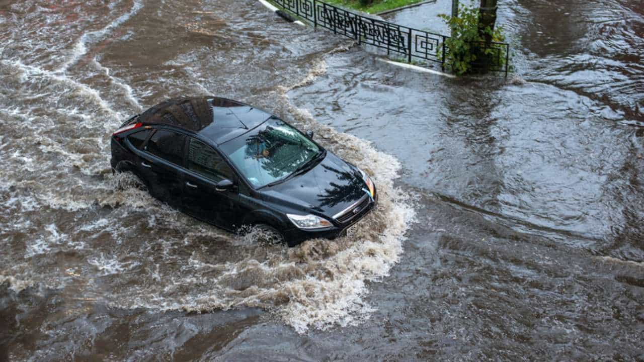 Insurance tips: ನಿಂತ ಕಾರಿಗೆ ಮಳೆ ನೀರು ಆವರಿಸಿದಾಗ... ಏನು ಮಾಡಬೇಕು, ಮಾಡಬಾರದು? ಇಲ್ಲಿದೆ ಇನ್ಷೂರೆನ್ಸ್ ಟಿಪ್ಸ್