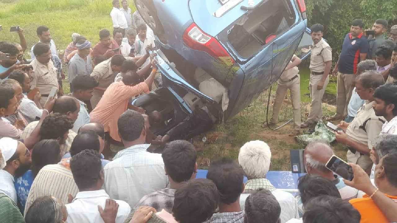 ಬಾವಿ ಆಳವಾಗಿದ್ದರಿಂದ ಕಾರೊನೊಳಗೆ ಮೂವರು ಮೃತಪಟ್ಟಿದ್ದಾರೆ. ಇನ್ನು ವಿಷಯ ತಿಳಿಯುತ್ತಿದ್ದಂತೆಯೇ ಸ್ಥಳಕ್ಕೆ ಸ್ಥಳೀಯರು, ಪೊಲೀಸರು ಸೇರಿ ಬಾವಿಯಲ್ಲಿ ಬಿದ್ದಿದ್ದ ಕಾರನ್ನು ಮೇಲಕ್ಕೆತ್ತಿದರು.