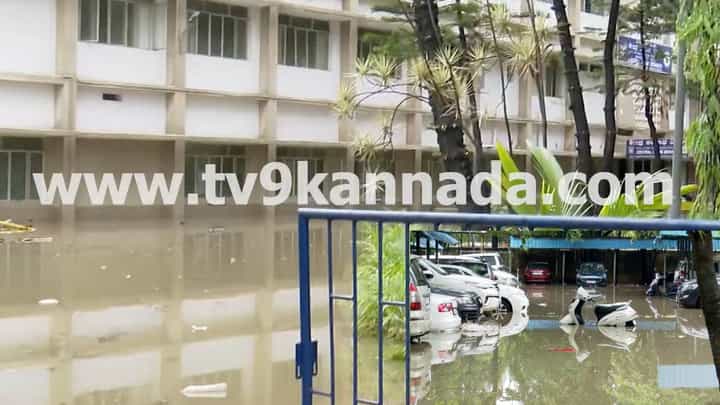 ಬೆಂಗಳೂರು ಮಳೆ: ಸಿಸಿಬಿ ಕಚೇರಿಯೊಳಗೆ ನುಗ್ಗಿದ ನೀರು, ಅವಾಂತರ ಬೆಂಗಳೂರು ಮಳೆ: ಸಿಸಿಬಿ ಕಚೇರಿಯೊಳಗೆ ನುಗ್ಗಿದ ನೀರು, ಅವಾಂತರ