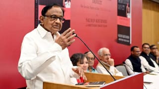 ಹುಬ್ಬಳ್ಳಿ ತಿರಂಗ ಯಾತ್ರೆಯಲ್ಲಿ ಡೊಳ್ಳು ಬಾರಿಸಿ ಸಂತಸ ಪ್ರದರ್ಶಿಸಿದ ಕೇಂದ್ರ ಸಚಿವ ಪ್ರಲ್ಹಾದ್ ಜೋಶಿ