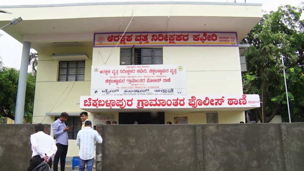 ನಾಪತ್ತೆಯಾಗಿದ್ದ ಐವರು ಬಾಲಕಿಯರು ಪತ್ತೆ: ವಾರ್ಡನ್ ಅಸಲಿ ಮುಖ ಬಿಚ್ಚಿಟ್ಟ ಮಕ್ಕಳು ನಾಪತ್ತೆಯಾಗಿದ್ದ ಐವರು ಬಾಲಕಿಯರು ಪತ್ತೆ: ವಾರ್ಡನ್ ಅಸಲಿ ಮುಖ ಬಿಚ್ಚಿಟ್ಟ ಮಕ್ಕಳು