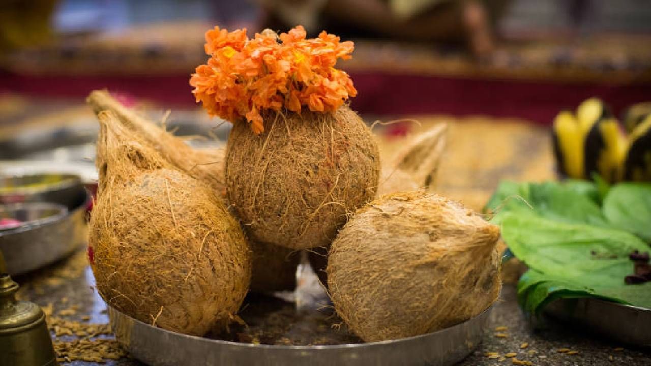 ಧಾರ್ಮಿಕ ಪ್ರಾಶಸ್ತ್ಯವನ್ನು ಹೊಂದಿರುವ ತೆಂಗಿನಕಾಯಿ  ಶುದ್ಧತೆ ಮತ್ತು ಸಕಾರಾತ್ಮಕ ಶಕ್ತಿಯ ಹಾಗೂ ಇದು ಒಂದು ರೀತಿಯ ಶುಭದ ಸಂಕೇತವಾಗಿದೆ. ಹಾಗಾಗಿ ನಕಾರಾತ್ಮಕತೆಯನ್ನು ಹೋಗಲಾಡಿಸಲು ಹಾಗೂ ಹೋಗುವ ಶುಭ ಕಾರ್ಯದಲ್ಲಿ ಯಾವುದೇ ವಿಘ್ನ ಬಾರದಿರಲು ತೆಂಗಿನಕಾಯಿಯನ್ನು ಒಡೆಯುತ್ತಾರೆ. 