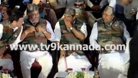 ಆರ್ಮಿ ಜಾಕೆಟ್ ತೊಟ್ಟು ಬೀಗಿದ ಸಿದ್ದರಾಮಯ್ಯ ಮತ್ತು ಶಿವಕುಮಾರ್ ಆರ್ಮಿ ಜಾಕೆಟ್ ತೊಟ್ಟು ಬೀಗಿದ ಸಿದ್ದರಾಮಯ್ಯ ಮತ್ತು ಶಿವಕುಮಾರ್