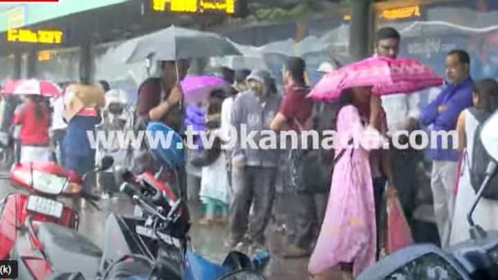 ಬೆಂಗಳೂರಲ್ಲಿ ಪುನಃ ಬೆಳ್ಳಂಬೆಳಗ್ಗೆಯೇ ಸುರಿಯಲಾರಂಭಿಸಿದ ಮಳೆ, ಆಫೀಸುಗಳಿಗೆ ಹೊಗೋರು ಕಂಗಾಲು ಬೆಂಗಳೂರಲ್ಲಿ ಪುನಃ ಬೆಳ್ಳಂಬೆಳಗ್ಗೆಯೇ ಸುರಿಯಲಾರಂಭಿಸಿದ ಮಳೆ, ಆಫೀಸುಗಳಿಗೆ ಹೊಗೋರು ಕಂಗಾಲು