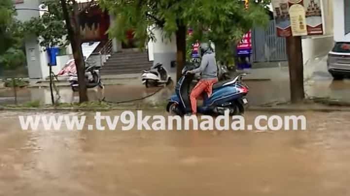 ಬೆಂಗಳೂರು: ರಸ್ತೆ ಮೇಲೆ ನಿಂತಿದ್ದ ನೀರಲ್ಲಿ ಸ್ಕೂಟರ್ ಇಳಿಸುವ ಮುನ್ನ ಧೈರ್ಯಂ ಸರ್ವತ್ರ ಸಾಧನಂ ಎಂದ ಮಹಿಳೆ ಬೆಂಗಳೂರು: ರಸ್ತೆ ಮೇಲೆ ನಿಂತಿದ್ದ ನೀರಲ್ಲಿ ಸ್ಕೂಟರ್ ಇಳಿಸುವ ಮುನ್ನ ಧೈರ್ಯಂ ಸರ್ವತ್ರ ಸಾಧನಂ ಎಂದ ಮಹಿಳೆ