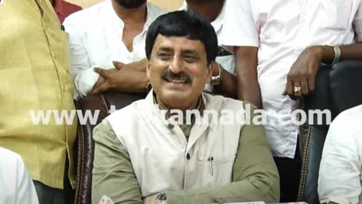 ರಾಮನಗರ ಹೆಸರು ಬದಲಾವಣೆಗೆ ವಿರೋಧಿಸುತ್ತಿದ್ದ ಯೋಗೇಶ್ವರ್ ಈಗ ಬದಲಾವಣೆಯನ್ನು ಸ್ವಾಗತಿಸುತ್ತಿದ್ದಾರೆ! ರಾಮನಗರ ಹೆಸರು ಬದಲಾವಣೆಗೆ ವಿರೋಧಿಸುತ್ತಿದ್ದ ಯೋಗೇಶ್ವರ್ ಈಗ ಬದಲಾವಣೆಯನ್ನು ಸ್ವಾಗತಿಸುತ್ತಿದ್ದಾರೆ!
