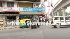 ಹೆಂಡತಿಯೊಂದಿಗೆ ಕಾರಲ್ಲಿ ಪ್ರಯಾಣಿಸುತ್ತಿದ್ದ ಸೇಲ್ಸ್ ಮ್ಯಾನೇಜರ್ ಹೆಂಡತಿಯೊಂದಿಗೆ ಕಾರಲ್ಲಿ ಪ್ರಯಾಣಿಸುತ್ತಿದ್ದ ಸೇಲ್ಸ್ ಮ್ಯಾನೇಜರ್